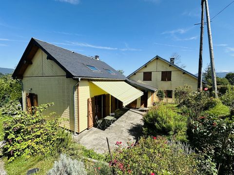 Contemporary house renovated over 2 periods 80 and 2000 with outbuilding and land (6285m² adjoining on mountain hamlet 09140 at 750 m altitude). No visual or noise nuisance. Approximately 200m² of living space on the ground floor and first floor. An ...