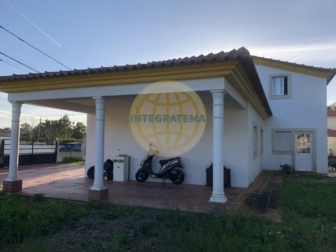 4 bedroom villa in Nadadouro with patio with land of 1020 m2. This excellent villa is located in a quiet area just 4km from the beach of Foz do Arelho and 2kms from the Óbidos Lagoon. The property consists of two floors where on the ground floor it i...