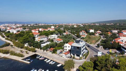 Location: Zadarska županija, Sukošan, Sukošan. ZADAR SUKOŠAN, attico con 3 camere da letto + bagno e terrazza sul tetto in uno splendido edificio nuovo di un noto investitore. Vendiamo questo attico di prima classe S-5, (Edificio A) situato al second...