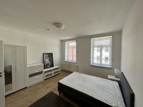 Willkommen in Ihrem neuen Zuhause! Diese geräumige 3-Zimmer-Wohnung bietet genug Platz für Komfort und Entspannung. Jedes Zimmer ist individuell gestaltet: Zimmer 1: Doppelbett und Schreibtisch Zimmer 2: Doppelbett und Schreibtisch Zimmer 3: Einzelbe...