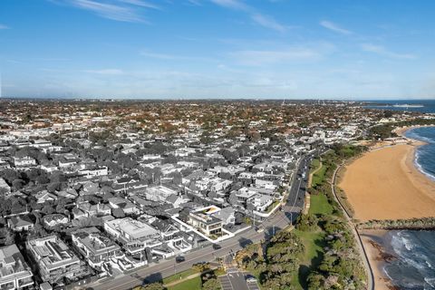 Selten wird eine Immobilie von solch außergewöhnlicher Qualität an der prestigeträchtigen Strandpromenade von Brighton verfügbar. Diese sorgfältig gestaltete, einstöckige Residenz bietet eine einzigartige Gelegenheit, den Höhepunkt des Lebens an der ...