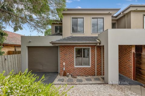 A fine display of dual-level contemporary excellence, this low-maintenance streetfront residence provides comfort, convenience and modern appeal throughout. Beautiful timber floors and natural light create a welcoming ambience throughout the a free-f...