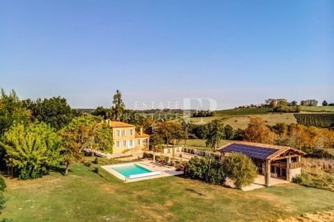 Située dans un cadre verdoyant, cette magnifique et unique maison de maître d'environ 500 m² est entourée d'un parc de plus de 3 hectares. Le rez-de-chaussée comprend un salon, une salle à manger, ainsi qu'une cuisine entièrement équipée. À ce même n...