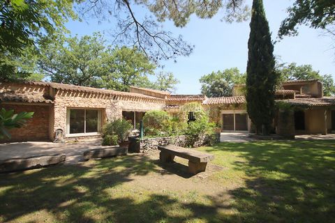 In Caromb, in de Vaucluse, is deze villa uniek en anders dan alle andere. In een park van majestueuze eiken en dennen van ongeveer een hectare, kom ontspannen met familie of vrienden bij het zwembad. Als u er ook van droomt om u te vermaken met een s...