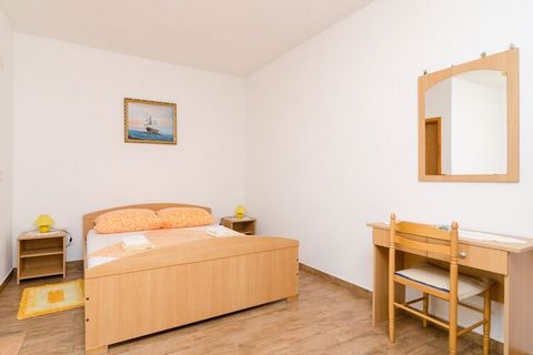 Apartamenty Skurla znajdują się na wyspie Mljet, schowane w małej zatoce Saplunara, słynącej z piaszczystych plaż i lasów sosnowych. Nieruchomość oferuje trzy apartamenty z własnym wyżywieniem. Na terenie całego obiektu można bezpłatnie korzystać z b...