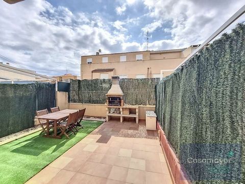 Townhouse for sale near the city centre. We present this beautiful 4-storey townhouse, located in an ideal and quiet location, near the centre of the city of Alicante, in the San Agustín neighbourhood and just a few metres from Pau 2. With a surface ...