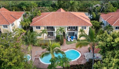 Zu verkaufen Wohnung mit Blick auf den Golfplatz!! Wohnung mit Blick auf den Golfplatz und den Pool. Mitgliedschaft in einem renommierten Golfclub mit Golfplatz und Ermäßigungen für Eigentümer. Hochwertige Möbel und Geräte Punta Cana, Bavaro, Cocotal...