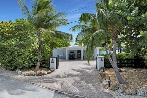 Dieses Haus ist ein Beweis für den Charme der Küste, nahtlos integriert an dieser Kanalfront mit direktem Zugang zum Meer, nur 5 Häuser vom offenen Meer entfernt. Das Haus bietet ein gemütliches Haus mit 3 Schlafzimmern und 3 Bädern, das auf einem et...