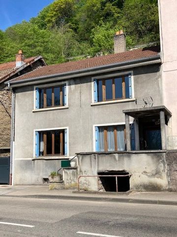 Maison de type 5 composée au rez de chaussée d'un salon, d'une salle à manger d'une cuisine avec accès sur la terrasse, d'une chambre et d'une salle de bains. A l'étage : deux chambres et un grenier aménageable. Cave, terrasse à l'arrière, jardin non...