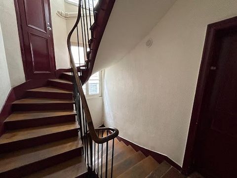 Benoit Moreau offers you, a stone's throw from the Volontaires metro station and the Place du Général Beuret, in the heart of a popular area with all amenities, in a well-maintained old building, pretty studio in a quiet area including living room, k...