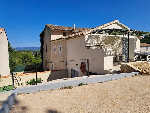 In unmittelbarer Nähe des Dorfes und der Dienstleistungen bietet dieses komplett renovierte R+1-Haus einen schönen offenen Wohnraum. Einbauküche mit Wohnbereich und Terrasse, noch im Erdgeschoss ein Schlafzimmer mit Duschbad und WC, im 1. Stock ein S...