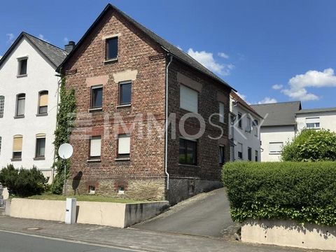 This charming apartment building from 1900, 1959 and 1967 is located in a quiet and sunny location in the Katzenfurt district. The building comprises six residential units with a total living area of 361 m² on a spacious plot of 986 m². The current a...