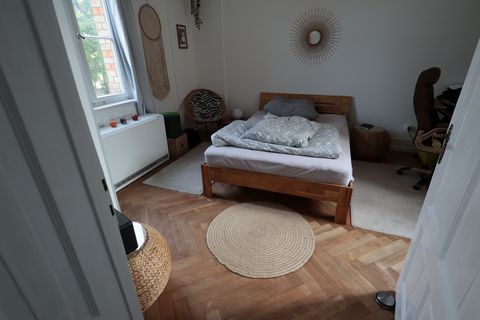 Fully equipped, bright, 2-room apartment (60sqm), with stucco in a central and quiet location in Stuttgart Bad Cannstatt. As some of the furniture and the natural wooden floor are high quality, we are looking for a respectful, clean and responsible t...