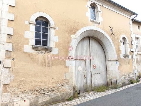 Sur la commune de Mirebeau 86110, en plein centre du quartier historique, immeuble à rénover intégralement avec actuellement 3 logements libre. Logement 1 : 70 m² Logement 2 : 50 m² Logement 3 : 45 m² Trois compteurs électriques et eau indépendants. ...