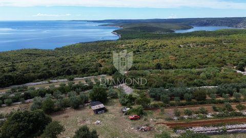 Location: Istarska županija, Labin, Labin. Building plot with sea view. In the vicinity of Labin, we are selling a beautiful building plot with a fantastic view of the sea. The terrain is flat and oriented to the south, so it is an excellent location...