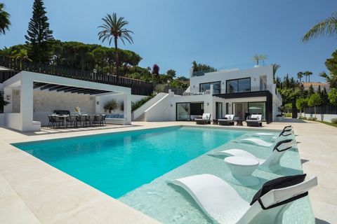 Gönnen Sie sich Luxus mit dieser atemberaubenden Villa mit 5 Schlafzimmern im Herzen des Nueva Andalucía Golf Valley. Mit seiner erstklassigen Lage in der Nähe des Strandes und nur wenige Minuten von den opulenten Annehmlichkeiten von Puerto Banus un...