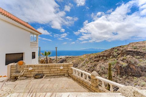 Beeindruckende Villa zum Verkauf in Los Menores, Adeje. Dieses Haus liegt in einer privaten und ruhigen Gegend. Dieses geräumige Anwesen befindet sich auf einem 4.487 m² großen Grundstück und verfügt über eine Innenfläche von 270 m², verteilt auf 3 E...