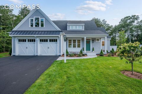 Nästa hem på Tudor Terrace byggt av Pleasantwood Homes! Detta vackert designade hem i Cape Cod-stil kommer att vara mycket efterfrågat. Detta hem ligger på en lugn återvändsgränd och har oändliga detaljer, inklusive katedraltak, uppgraderade trimarbe...