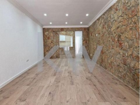 Villa de 2 chambres avec patio à vendre à Aires, Palmela. Cette villa a été entièrement rénovée et toutes les infrastructures, à savoir l'eau, les égouts et l'électricité, ont été remplacées. Des matériaux de première qualité ont été utilisés, ce qui...