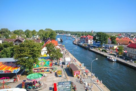 Eine schöne, komfortable Ferienvilla auf einem privaten, eingezäunten Gartengrundstück in einem kleinen Küstenort (Jeżyce). Die Gegend ist ruhig, idyllisch und äußerst reizvoll, da der Fluss Grabowa in der Nähe zum Meer fließt. Es ist nicht weit vom ...