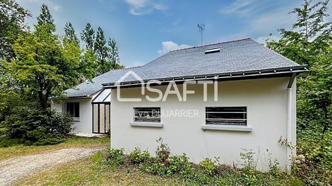 Située dans la charmante commune de Kervignac, cette propriété offre un cadre de vie paisible et authentique. Proche des commodités locales et des espaces naturels préservés, elle bénéficie d'un emplacement idéal pour les amoureux de la nature et les...