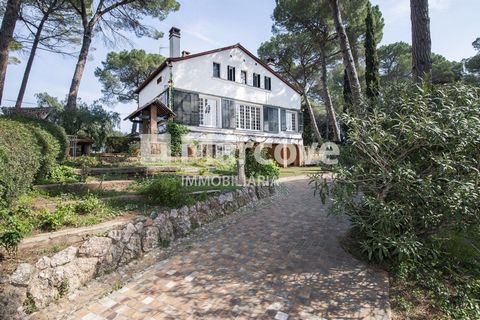 Ferme unique dans un emplacement privilégié. C’est un joyau dans la municipalité de Sant Cugat. Cette longère a une surface habitable de 600 m² sur un terrain de 7 000 m² Au rez-de-chaussée, nous sommes accueillis par un grand hall. De là, nous accéd...