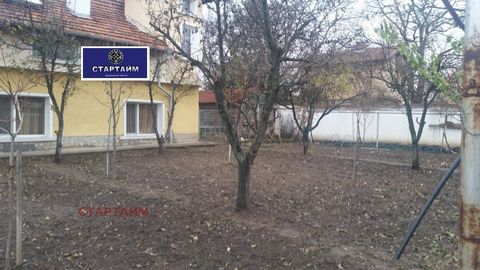 Village de Lesnovo, municipalité Elin Pelin. AUBERGE composée de deux bâtiments et de bâtiments supplémentaires. La surface bâtie résidentielle totale est de 480 m². Les bâtiments sont situés sur un terrain d’une superficie de 1500 m². La propriété e...