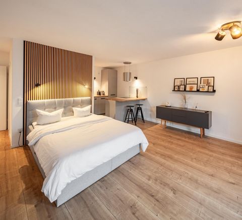 Gesamte, neu renovierte Wohnung. Das Studio Apartment hat eine Gesamtfläche von ca. 41 qm und ist mit allem ausgestattet, was Sie für ein erfülltes Wohnen benötigen. Das Raumwunder beinhaltet eine komplette Küche mit Kücheninsel, hochwertigen Einbaug...