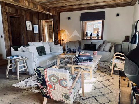 Michaël Zingraf Real Estate Megève offers you this magnificent chalet of around 160 Sqm, located in a quiet area, just 10 minutes' walk from the village center. It comprises five bedrooms, each with its own bathroom and toilets. Built with a stone ba...