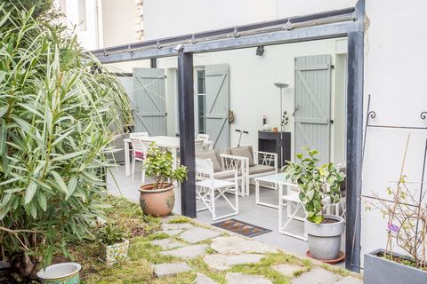 250m van de Halles de Biarritz, rustig en profiterend van een overdekt terras en een prachtige tuin op het zuiden, T3/4 appartement gerenoveerd in 2010 verkocht als een bezette lijfrente. Het bestaat uit: entree, 2 slaapkamers, 2 doucheruimtes, een m...