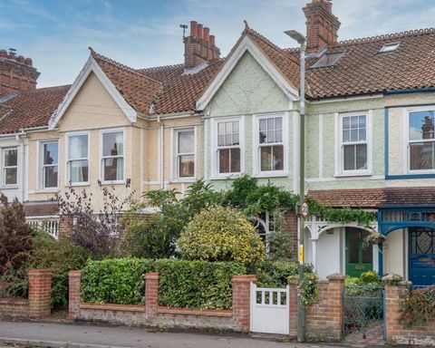 An attractive Edwardian home has been brought back to its best, combining period features and proportions with contemporary comforts. The house is walking distance from the city, and combines a brilliant balance of convenience and seclusion, with ple...