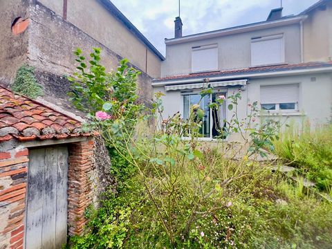 Montfaucon-Montigné - 49230 - Maison de bourg , 3 pièces, 2 chambres, pièce grenier aménageable, garage et jardin clos. Exclusivité Idéalement située, à proximité des commodités et à 5mn de l'axe Nantes/Cholet, venez découvrir cette maison de 62m2 . ...