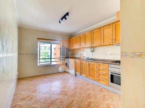 Appartement de 3 chambres à Parque do Glória, Vila Real de Santo António Découvrez le confort de vivre dans un T3 moderne, situé au rez-de-chaussée de l'un des quartiers les plus recherchés de Vila Real de Santo António : Urbanização Parque do Glória...