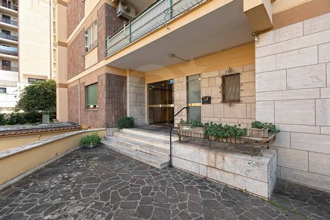 Descrizione: nella zona di Via Garbini, precisamente in Via Gargana, appartamento in vendita di mq 82 al piano 4° con ascensore di un edificio in cortina. Attualmente l'appartamento si compone di: ingresso, soggiorno, cucina, studio, camera, bagno co...