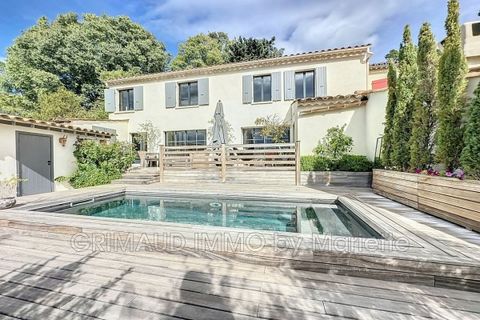 Beautiful village house with its private garden and swimming pool, completely renovated to the taste of the day and with high-end services consisting of: hall opening onto living room, dining room and a fitted kitchen. All overlooking a large wooden ...