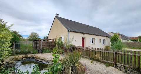 Située au fond d'une impasse, dans un environnement calme et verdoyant, venez découvrir sans tarder cette charmante maison de plain pied du début des années 2010. Elle est composée d'une belle pièce de vie dotée d'un poêle à bois, d'une cuisine ouver...