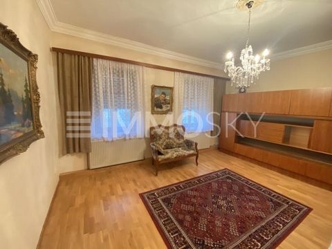 Intelligent room layout, light-flooded rooms, a large paved driveway and a beautiful garden are just a few highlights of this exciting property! The focus is on the inviting, central vestibule, from which all rooms are accessible. A modern district h...