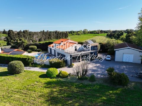 A vendre proche plage de SAINT CYPRIEN propriété sur 3,7hectares de terrain dont Villa d'environ 260m2- 7 pièces avec vue exceptionnelle -hangard - A LATOUR BAS ELNE (66)