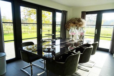 Op Resort De Achterhoek zijn onlangs twee typen stenen villa's aan het programma toegevoegd. Zo is de NL-7241-40 een ruime 6-persoons villa met drie slaapkamers en twee badkamers. Op de begane grond is één slaapkamer en één badkamer. Alle slaapkamers...