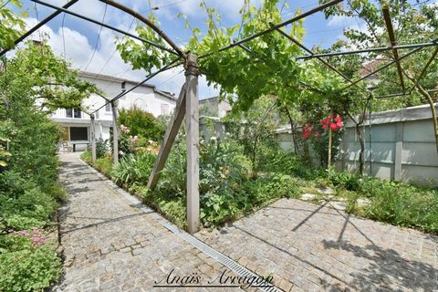 SAINTE LIVRADE SUR LOT (47) Maison de village pleine de charme au cur de Sainte-Livrade-sur-Lot 4 pièces