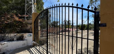 Discover your perfect retreat on the Costa Blanca. This unique property is located in the charming town of Rojales, just 3 km from the most beautiful beaches in the region. Set in one of the most exclusive and privileged areas of the coast, the prope...