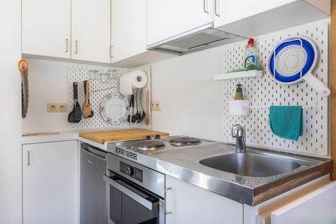 Consisting of: - cosy living room with sofa bed - 1m40 (duvet 2p - 2m20) - digital television & wifi, - open kitchen with fridge - oven - coffee machine - electric cooking plate (2 plates). - Terrace with table and chairs & lounge furniture. - Shower...