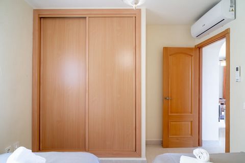 Este encantador apartamento de 2 dormitorios se encuentra a pocos pasos de algunas de las mejores playas de Nerja, ofreciendo una estancia cómoda y relajante. El apartamento cuenta con un balcón orientado al sur con impresionantes vistas al mar y a l...