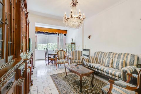 Amplio piso de 3 dormitorios con 126 m², dos balcones y trastero, ubicado en un edificio con ascensor, en una zona tranquila y con una ubicación excelente. Esta propiedad destaca por sus amplios espacios, abundante luz natural y potencial de reforma,...