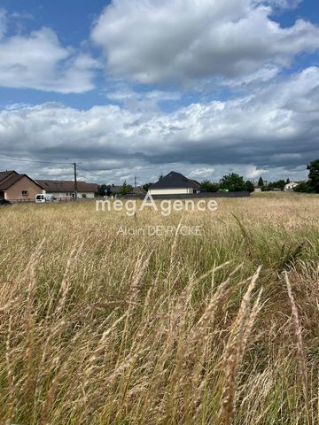 Terrain constructible plat d'environ 786 m2 avec eau et tout à l'égout