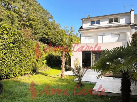 Anne Carole Immobilier vous propose cette grande maison située dans une impasse à proximité des Bords de Marne, à quelques minutes à pieds du RER A, Cette maison se compose de 156m2 habitable et 194m2 au sol, elle est composée d'un double séjour avec...