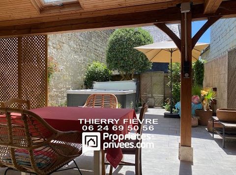 A few steps from the banks of the Loire, in the town center of Chouzé sur Loire, this house combines authenticity and modern comfort on three levels. The ground floor hosts a warm living room with fireplace and a fitted kitchen opening onto an intima...