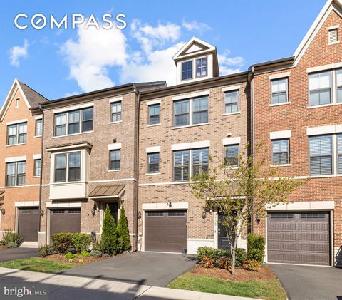 Bienvenue dans cette superbe maison de ville de luxe de 4 étages nichée dans la communauté dynamique et recherchée d’Ambrose Hills à Falls Church ! Cette maison a été méticuleusement rénovée au moment de l’achat pour offrir le mélange parfait de soph...