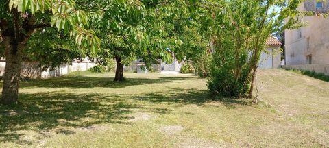 Terrain constructible arboré 700 m² Centre-ville de Pons