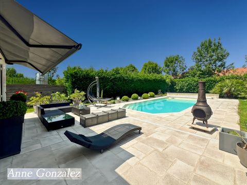 ORLEANS-SUD, à vendre belle maison familiale edifiée sur un beau jardin clos et paysager de 1150 m2 avec piscine, pergola et bar extérieur